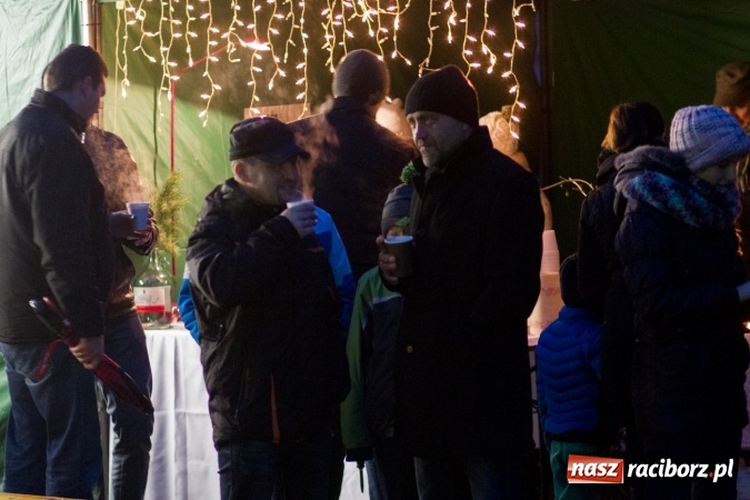 Zdjęcie w galerii na portalu naszraciborz.pl: W Krzanowicach są już gotowi na Boże Narodzenie. Dziś mieszkańcy wsp&oacute;lnie rozświetlili na rynku choinkę FOTO i WIDEO wiadomości z regionu