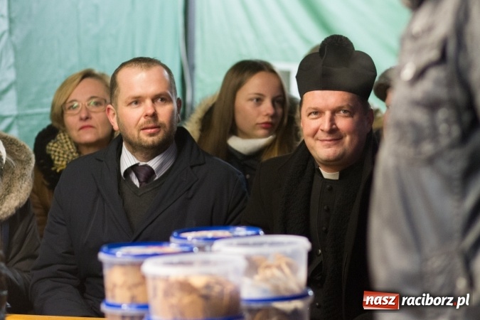 Zdjęcie w galerii na portalu naszraciborz.pl: W Krzanowicach są już gotowi na Boże Narodzenie. Dziś mieszkańcy wsp&oacute;lnie rozświetlili na rynku choinkę FOTO i WIDEO wiadomości z regionu