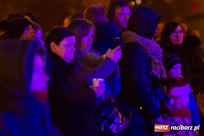 Zdjęcie w galerii na portalu naszraciborz.pl: W Krzanowicach są już gotowi na Boże Narodzenie. Dziś mieszkańcy wsp&oacute;lnie rozświetlili na rynku choinkę FOTO i WIDEO wiadomości z regionu