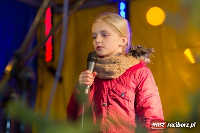 Zdjęcie w galerii na portalu naszraciborz.pl: W Krzanowicach są już gotowi na Boże Narodzenie. Dziś mieszkańcy wsp&oacute;lnie rozświetlili na rynku choinkę FOTO i WIDEO wiadomości z regionu