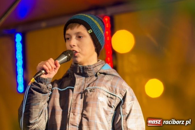 Zdjęcie w galerii na portalu naszraciborz.pl: W Krzanowicach są już gotowi na Boże Narodzenie. Dziś mieszkańcy wsp&oacute;lnie rozświetlili na rynku choinkę FOTO i WIDEO wiadomości z regionu