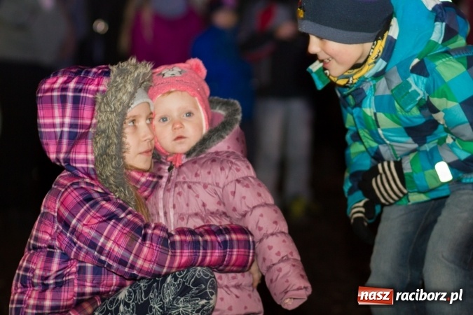 Zdjęcie w galerii na portalu naszraciborz.pl: W Krzanowicach są już gotowi na Boże Narodzenie. Dziś mieszkańcy wsp&oacute;lnie rozświetlili na rynku choinkę FOTO i WIDEO wiadomości z regionu