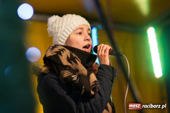 Zdjęcie w galerii na portalu naszraciborz.pl: W Krzanowicach są już gotowi na Boże Narodzenie. Dziś mieszkańcy wsp&oacute;lnie rozświetlili na rynku choinkę FOTO i WIDEO wiadomości z regionu