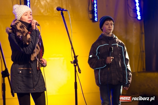 Zdjęcie w galerii na portalu naszraciborz.pl: W Krzanowicach są już gotowi na Boże Narodzenie. Dziś mieszkańcy wsp&oacute;lnie rozświetlili na rynku choinkę FOTO i WIDEO wiadomości z regionu