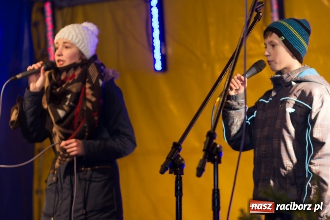 Zdjęcie w galerii na portalu naszraciborz.pl: W Krzanowicach są już gotowi na Boże Narodzenie. Dziś mieszkańcy wsp&oacute;lnie rozświetlili na rynku choinkę FOTO i WIDEO wiadomości z regionu