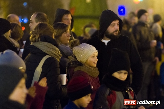 Zdjęcie w galerii na portalu naszraciborz.pl: W Krzanowicach są już gotowi na Boże Narodzenie. Dziś mieszkańcy wsp&oacute;lnie rozświetlili na rynku choinkę FOTO i WIDEO wiadomości z regionu