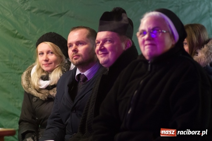 Zdjęcie w galerii na portalu naszraciborz.pl: W Krzanowicach są już gotowi na Boże Narodzenie. Dziś mieszkańcy wsp&oacute;lnie rozświetlili na rynku choinkę FOTO i WIDEO wiadomości z regionu