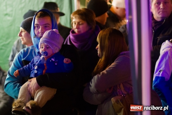 Zdjęcie w galerii na portalu naszraciborz.pl: W Krzanowicach są już gotowi na Boże Narodzenie. Dziś mieszkańcy wsp&oacute;lnie rozświetlili na rynku choinkę FOTO i WIDEO wiadomości z regionu