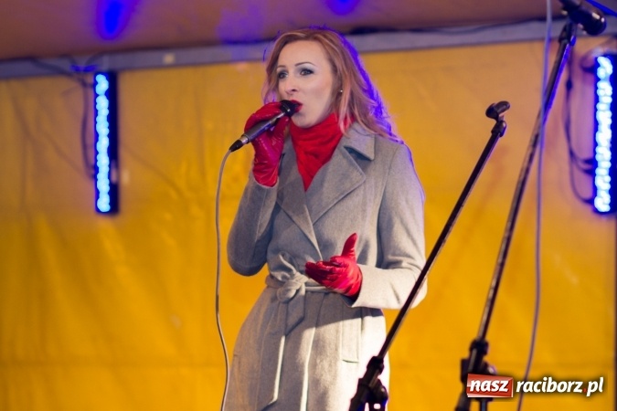 Zdjęcie w galerii na portalu naszraciborz.pl: W Krzanowicach są już gotowi na Boże Narodzenie. Dziś mieszkańcy wsp&oacute;lnie rozświetlili na rynku choinkę FOTO i WIDEO wiadomości z regionu