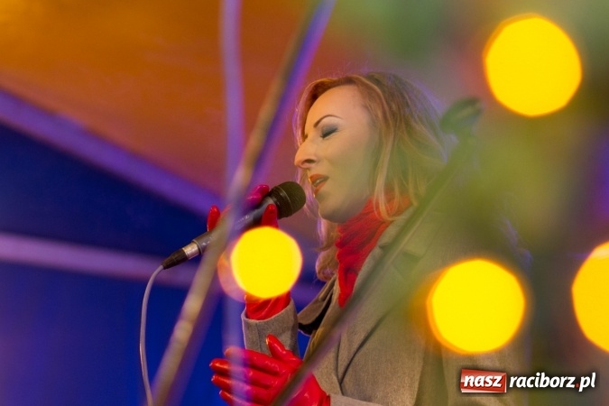 Zdjęcie w galerii na portalu naszraciborz.pl: W Krzanowicach są już gotowi na Boże Narodzenie. Dziś mieszkańcy wsp&oacute;lnie rozświetlili na rynku choinkę FOTO i WIDEO wiadomości z regionu