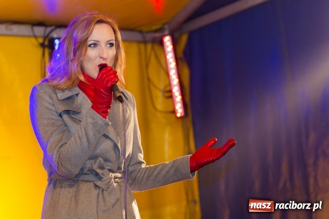 Zdjęcie w galerii na portalu naszraciborz.pl: W Krzanowicach są już gotowi na Boże Narodzenie. Dziś mieszkańcy wsp&oacute;lnie rozświetlili na rynku choinkę FOTO i WIDEO wiadomości z regionu