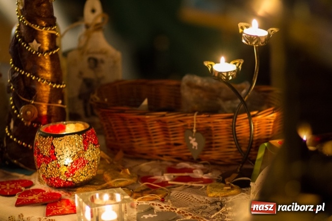 Zdjęcie w galerii na portalu naszraciborz.pl: W Krzanowicach są już gotowi na Boże Narodzenie. Dziś mieszkańcy wsp&oacute;lnie rozświetlili na rynku choinkę FOTO i WIDEO wiadomości z regionu