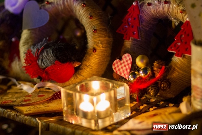 Zdjęcie w galerii na portalu naszraciborz.pl: W Krzanowicach są już gotowi na Boże Narodzenie. Dziś mieszkańcy wsp&oacute;lnie rozświetlili na rynku choinkę FOTO i WIDEO wiadomości z regionu