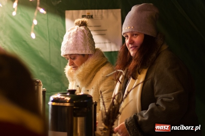 Zdjęcie w galerii na portalu naszraciborz.pl: W Krzanowicach są już gotowi na Boże Narodzenie. Dziś mieszkańcy wsp&oacute;lnie rozświetlili na rynku choinkę FOTO i WIDEO wiadomości z regionu
