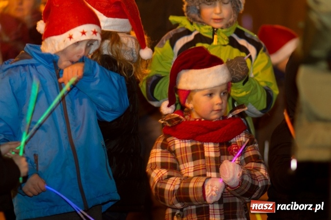 Zdjęcie w galerii na portalu naszraciborz.pl: W Krzanowicach są już gotowi na Boże Narodzenie. Dziś mieszkańcy wsp&oacute;lnie rozświetlili na rynku choinkę FOTO i WIDEO wiadomości z regionu