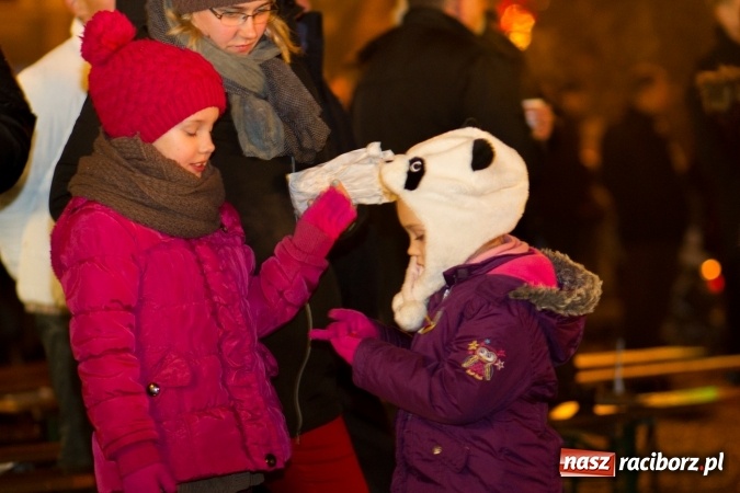 Zdjęcie w galerii na portalu naszraciborz.pl: W Krzanowicach są już gotowi na Boże Narodzenie. Dziś mieszkańcy wsp&oacute;lnie rozświetlili na rynku choinkę FOTO i WIDEO wiadomości z regionu