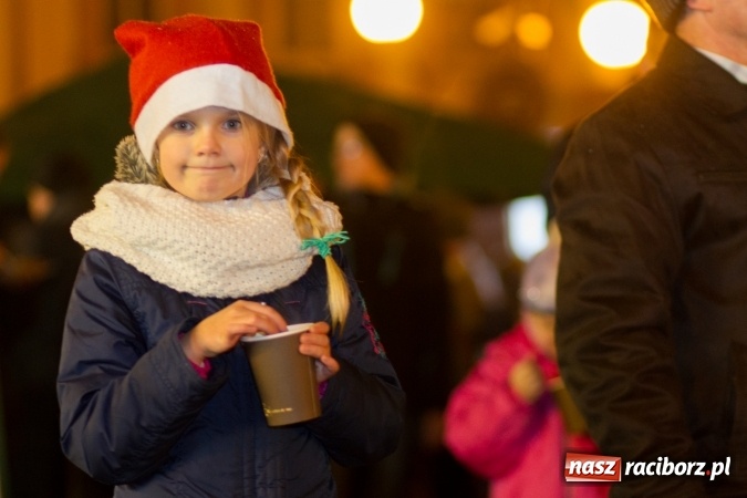 Zdjęcie w galerii na portalu naszraciborz.pl: W Krzanowicach są już gotowi na Boże Narodzenie. Dziś mieszkańcy wsp&oacute;lnie rozświetlili na rynku choinkę FOTO i WIDEO wiadomości z regionu