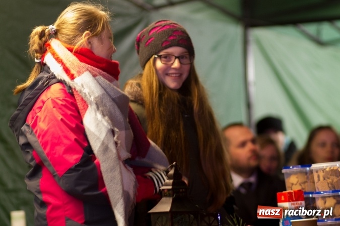 Zdjęcie w galerii na portalu naszraciborz.pl: W Krzanowicach są już gotowi na Boże Narodzenie. Dziś mieszkańcy wsp&oacute;lnie rozświetlili na rynku choinkę FOTO i WIDEO wiadomości z regionu