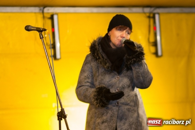 Zdjęcie w galerii na portalu naszraciborz.pl: W Krzanowicach są już gotowi na Boże Narodzenie. Dziś mieszkańcy wsp&oacute;lnie rozświetlili na rynku choinkę FOTO i WIDEO wiadomości z regionu