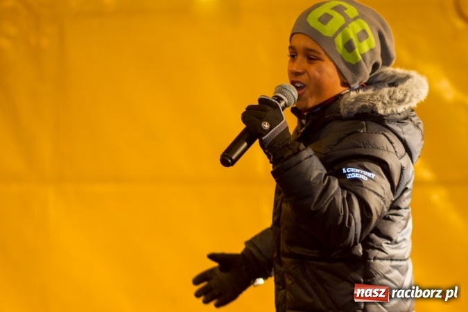 Zdjęcie w galerii na portalu naszraciborz.pl: W Krzanowicach są już gotowi na Boże Narodzenie. Dziś mieszkańcy wsp&oacute;lnie rozświetlili na rynku choinkę FOTO i WIDEO wiadomości z regionu