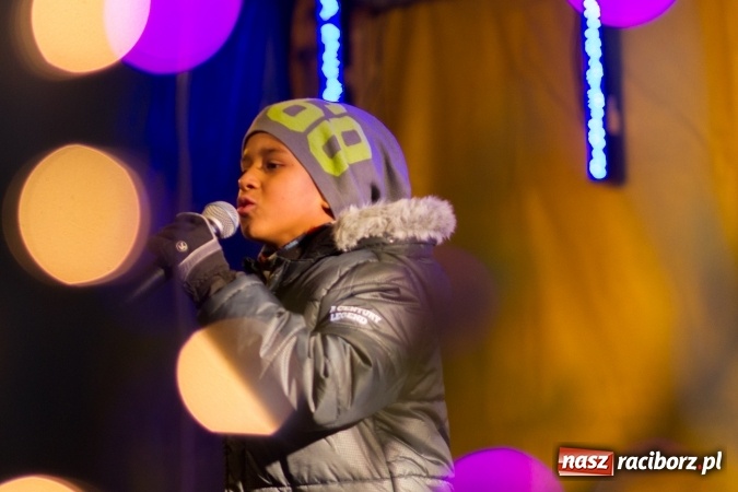 Zdjęcie w galerii na portalu naszraciborz.pl: W Krzanowicach są już gotowi na Boże Narodzenie. Dziś mieszkańcy wsp&oacute;lnie rozświetlili na rynku choinkę FOTO i WIDEO wiadomości z regionu