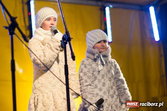 Zdjęcie w galerii na portalu naszraciborz.pl: W Krzanowicach są już gotowi na Boże Narodzenie. Dziś mieszkańcy wsp&oacute;lnie rozświetlili na rynku choinkę FOTO i WIDEO wiadomości z regionu