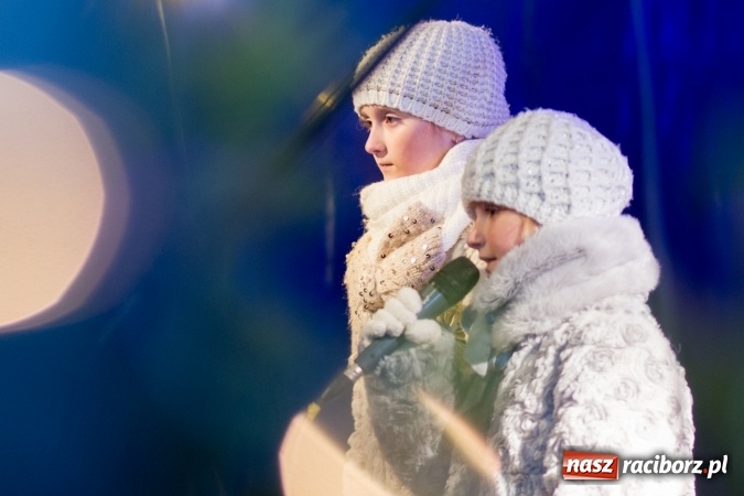 Zdjęcie w galerii na portalu naszraciborz.pl: W Krzanowicach są już gotowi na Boże Narodzenie. Dziś mieszkańcy wsp&oacute;lnie rozświetlili na rynku choinkę FOTO i WIDEO wiadomości z regionu