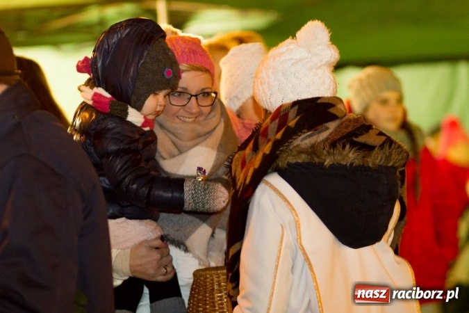 Zdjęcie w galerii na portalu naszraciborz.pl: W Krzanowicach są już gotowi na Boże Narodzenie. Dziś mieszkańcy wsp&oacute;lnie rozświetlili na rynku choinkę FOTO i WIDEO wiadomości z regionu