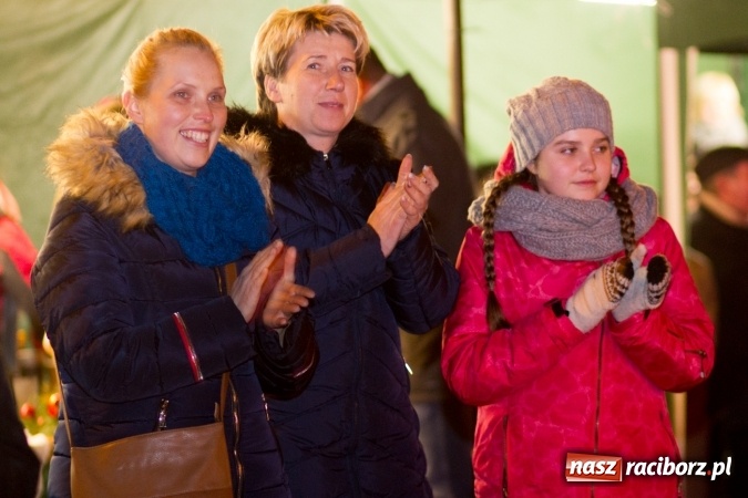 Zdjęcie w galerii na portalu naszraciborz.pl: W Krzanowicach są już gotowi na Boże Narodzenie. Dziś mieszkańcy wsp&oacute;lnie rozświetlili na rynku choinkę FOTO i WIDEO wiadomości z regionu