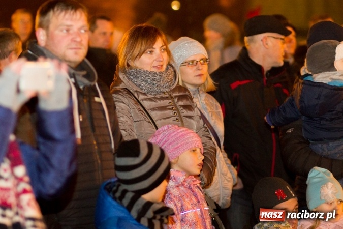 Zdjęcie w galerii na portalu naszraciborz.pl: W Krzanowicach są już gotowi na Boże Narodzenie. Dziś mieszkańcy wsp&oacute;lnie rozświetlili na rynku choinkę FOTO i WIDEO wiadomości z regionu