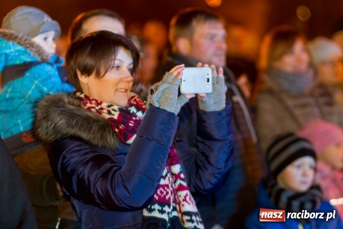 Zdjęcie w galerii na portalu naszraciborz.pl: W Krzanowicach są już gotowi na Boże Narodzenie. Dziś mieszkańcy wsp&oacute;lnie rozświetlili na rynku choinkę FOTO i WIDEO wiadomości z regionu