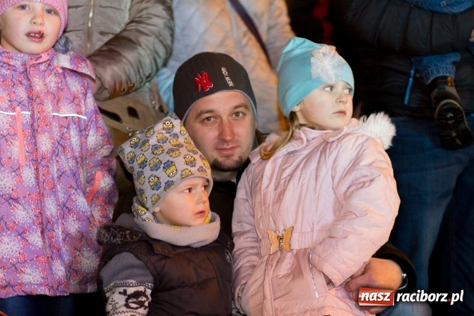 Zdjęcie w galerii na portalu naszraciborz.pl: W Krzanowicach są już gotowi na Boże Narodzenie. Dziś mieszkańcy wsp&oacute;lnie rozświetlili na rynku choinkę FOTO i WIDEO wiadomości z regionu