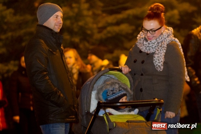 Zdjęcie w galerii na portalu naszraciborz.pl: W Krzanowicach są już gotowi na Boże Narodzenie. Dziś mieszkańcy wsp&oacute;lnie rozświetlili na rynku choinkę FOTO i WIDEO wiadomości z regionu