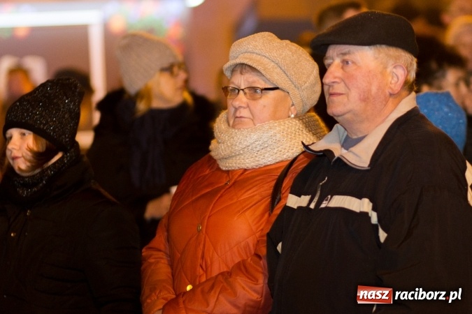 Zdjęcie w galerii na portalu naszraciborz.pl: W Krzanowicach są już gotowi na Boże Narodzenie. Dziś mieszkańcy wsp&oacute;lnie rozświetlili na rynku choinkę FOTO i WIDEO wiadomości z regionu