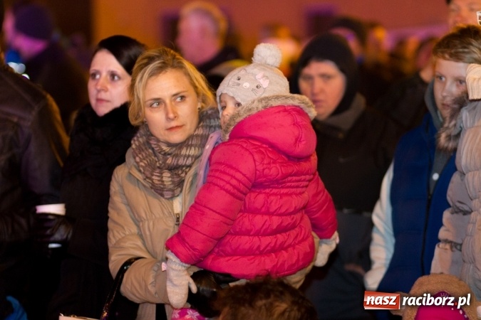 Zdjęcie w galerii na portalu naszraciborz.pl: W Krzanowicach są już gotowi na Boże Narodzenie. Dziś mieszkańcy wsp&oacute;lnie rozświetlili na rynku choinkę FOTO i WIDEO wiadomości z regionu