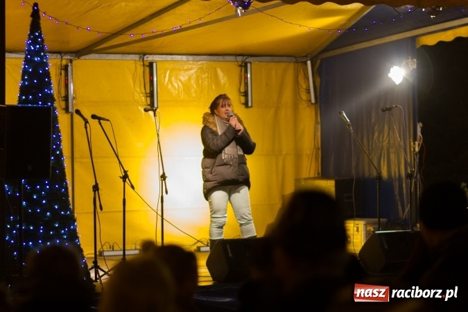 Zdjęcie w galerii na portalu naszraciborz.pl: W Krzanowicach są już gotowi na Boże Narodzenie. Dziś mieszkańcy wsp&oacute;lnie rozświetlili na rynku choinkę FOTO i WIDEO wiadomości z regionu