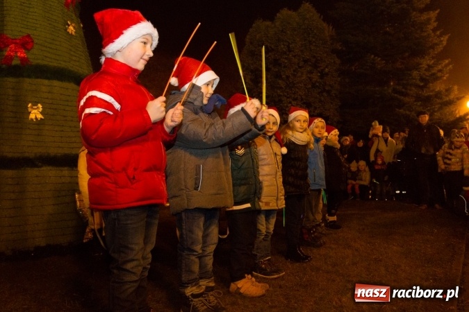 Zdjęcie w galerii na portalu naszraciborz.pl: W Krzanowicach są już gotowi na Boże Narodzenie. Dziś mieszkańcy wsp&oacute;lnie rozświetlili na rynku choinkę FOTO i WIDEO wiadomości z regionu