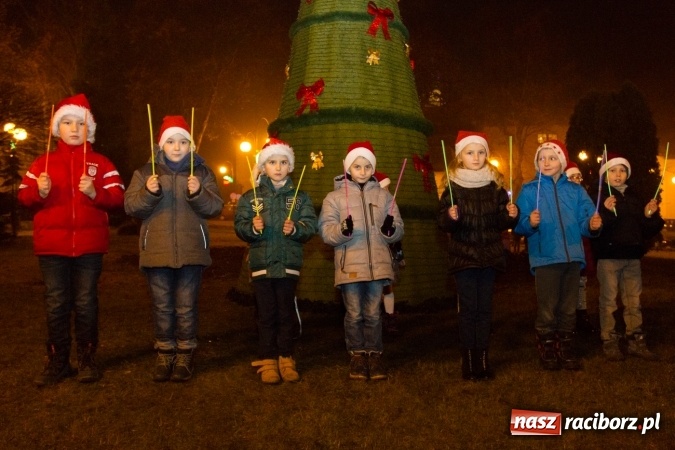 Zdjęcie w galerii na portalu naszraciborz.pl: W Krzanowicach są już gotowi na Boże Narodzenie. Dziś mieszkańcy wsp&oacute;lnie rozświetlili na rynku choinkę FOTO i WIDEO wiadomości z regionu