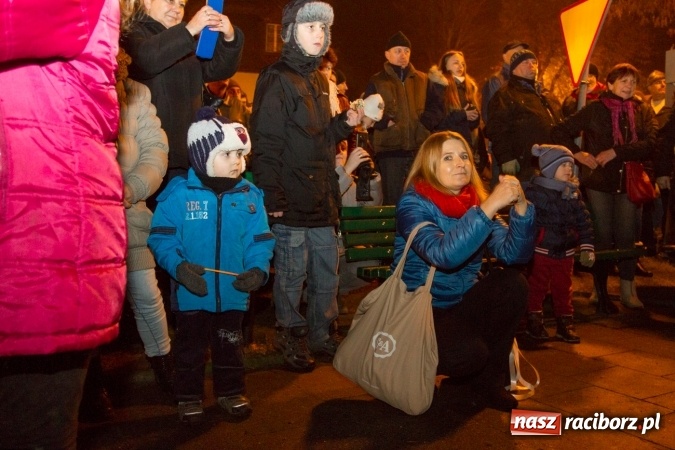 Zdjęcie w galerii na portalu naszraciborz.pl: W Krzanowicach są już gotowi na Boże Narodzenie. Dziś mieszkańcy wsp&oacute;lnie rozświetlili na rynku choinkę FOTO i WIDEO wiadomości z regionu