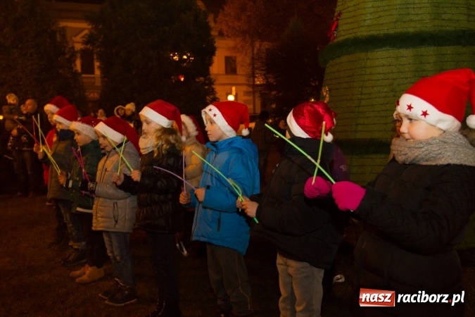 Zdjęcie w galerii na portalu naszraciborz.pl: W Krzanowicach są już gotowi na Boże Narodzenie. Dziś mieszkańcy wsp&oacute;lnie rozświetlili na rynku choinkę FOTO i WIDEO wiadomości z regionu