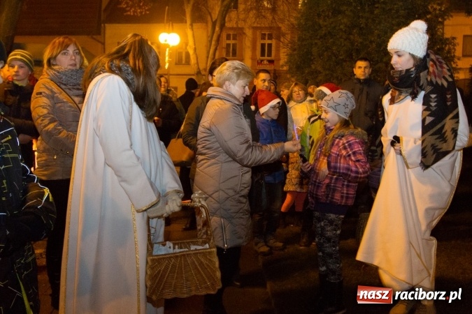 Zdjęcie w galerii na portalu naszraciborz.pl: W Krzanowicach są już gotowi na Boże Narodzenie. Dziś mieszkańcy wsp&oacute;lnie rozświetlili na rynku choinkę FOTO i WIDEO wiadomości z regionu