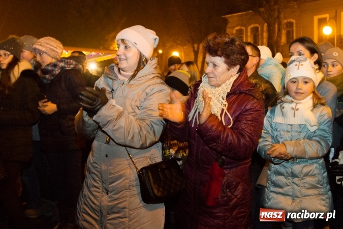Zdjęcie w galerii na portalu naszraciborz.pl: W Krzanowicach są już gotowi na Boże Narodzenie. Dziś mieszkańcy wsp&oacute;lnie rozświetlili na rynku choinkę FOTO i WIDEO wiadomości z regionu