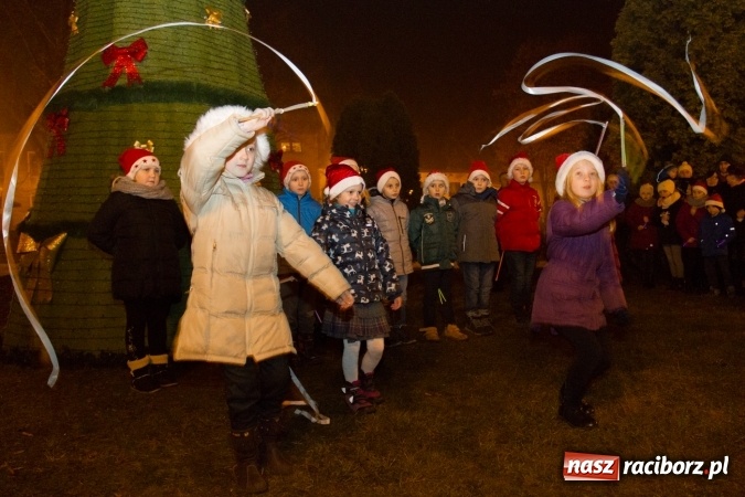 Zdjęcie w galerii na portalu naszraciborz.pl: W Krzanowicach są już gotowi na Boże Narodzenie. Dziś mieszkańcy wsp&oacute;lnie rozświetlili na rynku choinkę FOTO i WIDEO wiadomości z regionu