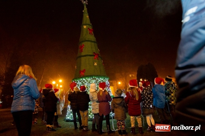 Zdjęcie w galerii na portalu naszraciborz.pl: W Krzanowicach są już gotowi na Boże Narodzenie. Dziś mieszkańcy wsp&oacute;lnie rozświetlili na rynku choinkę FOTO i WIDEO wiadomości z regionu