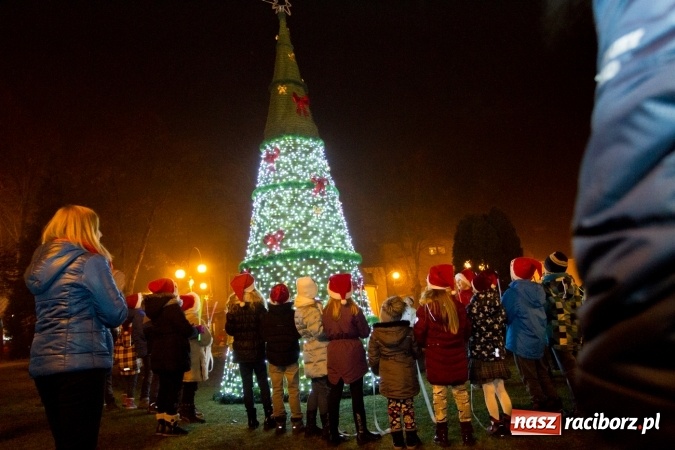 Zdjęcie w galerii na portalu naszraciborz.pl: W Krzanowicach są już gotowi na Boże Narodzenie. Dziś mieszkańcy wsp&oacute;lnie rozświetlili na rynku choinkę FOTO i WIDEO wiadomości z regionu