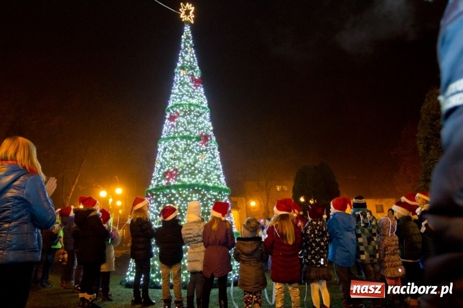 Zdjęcie w galerii na portalu naszraciborz.pl: W Krzanowicach są już gotowi na Boże Narodzenie. Dziś mieszkańcy wsp&oacute;lnie rozświetlili na rynku choinkę FOTO i WIDEO wiadomości z regionu