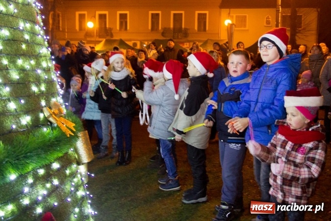 Zdjęcie w galerii na portalu naszraciborz.pl: W Krzanowicach są już gotowi na Boże Narodzenie. Dziś mieszkańcy wsp&oacute;lnie rozświetlili na rynku choinkę FOTO i WIDEO wiadomości z regionu