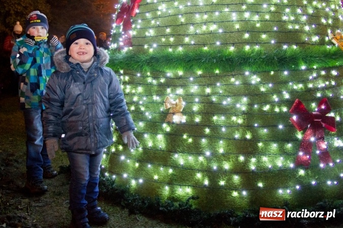 Zdjęcie w galerii na portalu naszraciborz.pl: W Krzanowicach są już gotowi na Boże Narodzenie. Dziś mieszkańcy wsp&oacute;lnie rozświetlili na rynku choinkę FOTO i WIDEO wiadomości z regionu