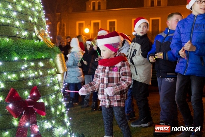 Zdjęcie w galerii na portalu naszraciborz.pl: W Krzanowicach są już gotowi na Boże Narodzenie. Dziś mieszkańcy wsp&oacute;lnie rozświetlili na rynku choinkę FOTO i WIDEO wiadomości z regionu