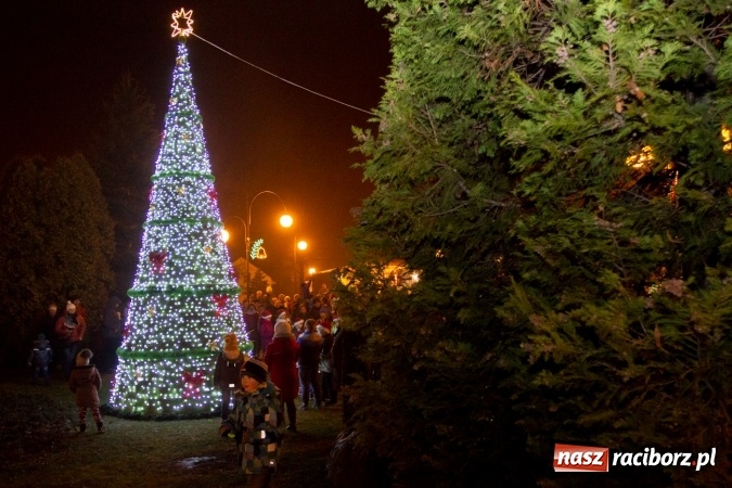 Zdjęcie w galerii na portalu naszraciborz.pl: W Krzanowicach są już gotowi na Boże Narodzenie. Dziś mieszkańcy wsp&oacute;lnie rozświetlili na rynku choinkę FOTO i WIDEO wiadomości z regionu